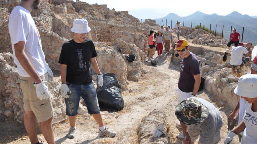 Varios jóvenes trabajan en el yacimiento de Siyâsa en una imagen de archivo