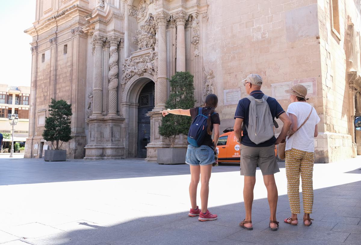 Turistas visitando Elche.
