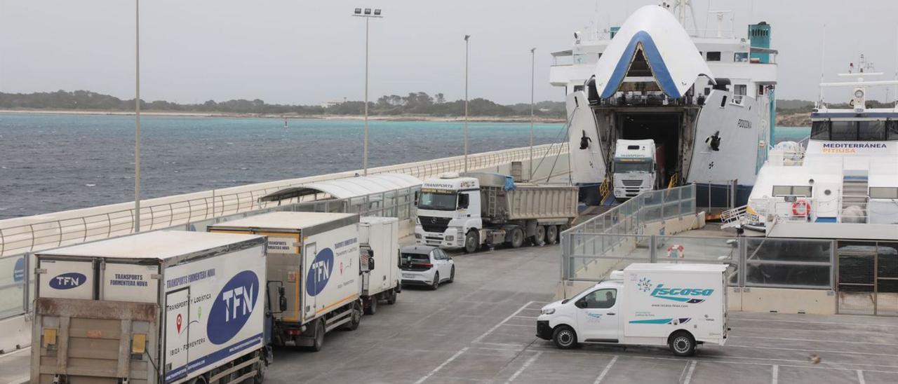 Camiones de carga desembarcan ayer en el puerto de la Savina.