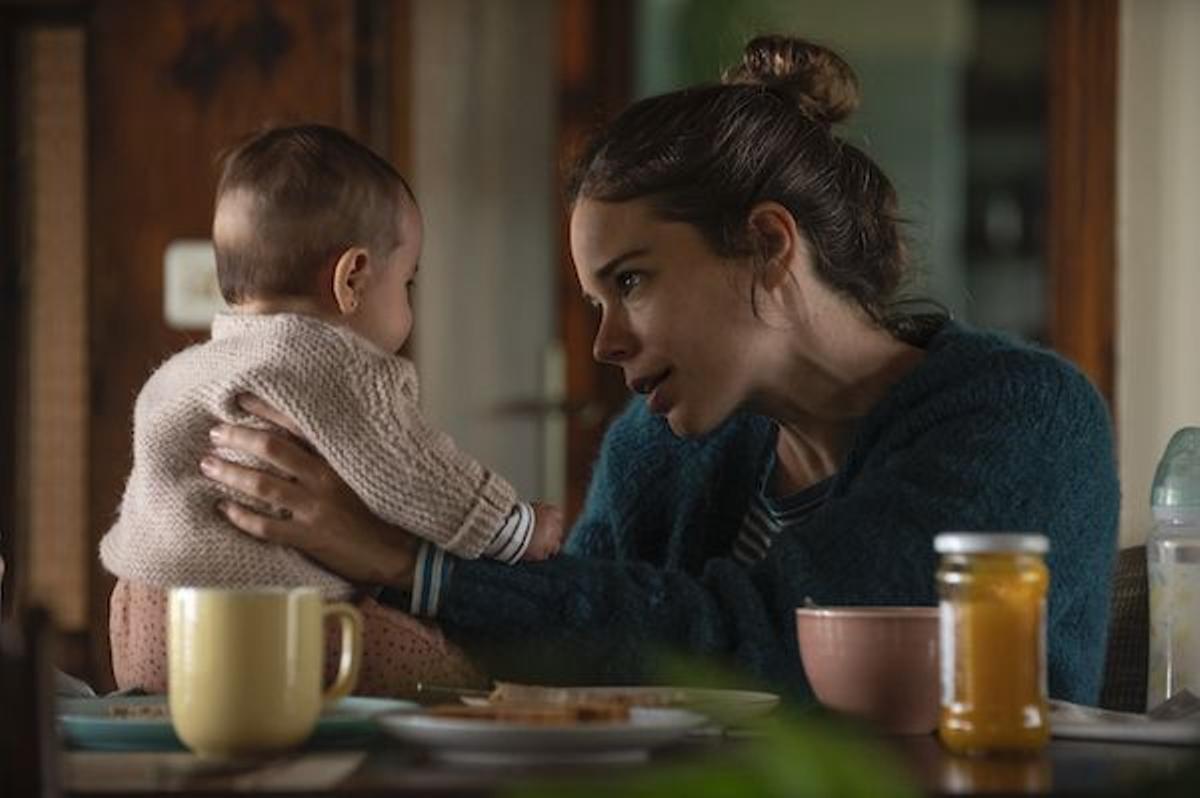 Laia Costa como madre primeriza en 'Cinco lobitos'.