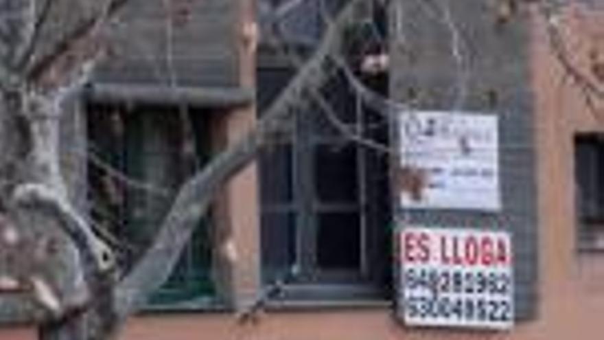 Cartell d&#039;un pis de lloguer, a la façana d&#039;un edifici de Girona.