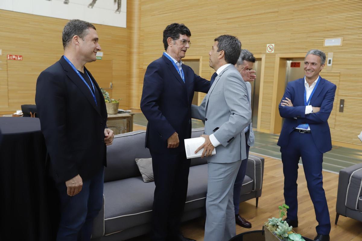 Reunión del president de la Generalitat Valenciana, Carlos Mazón, con startups y empresas en el Foro del Mediterráneo