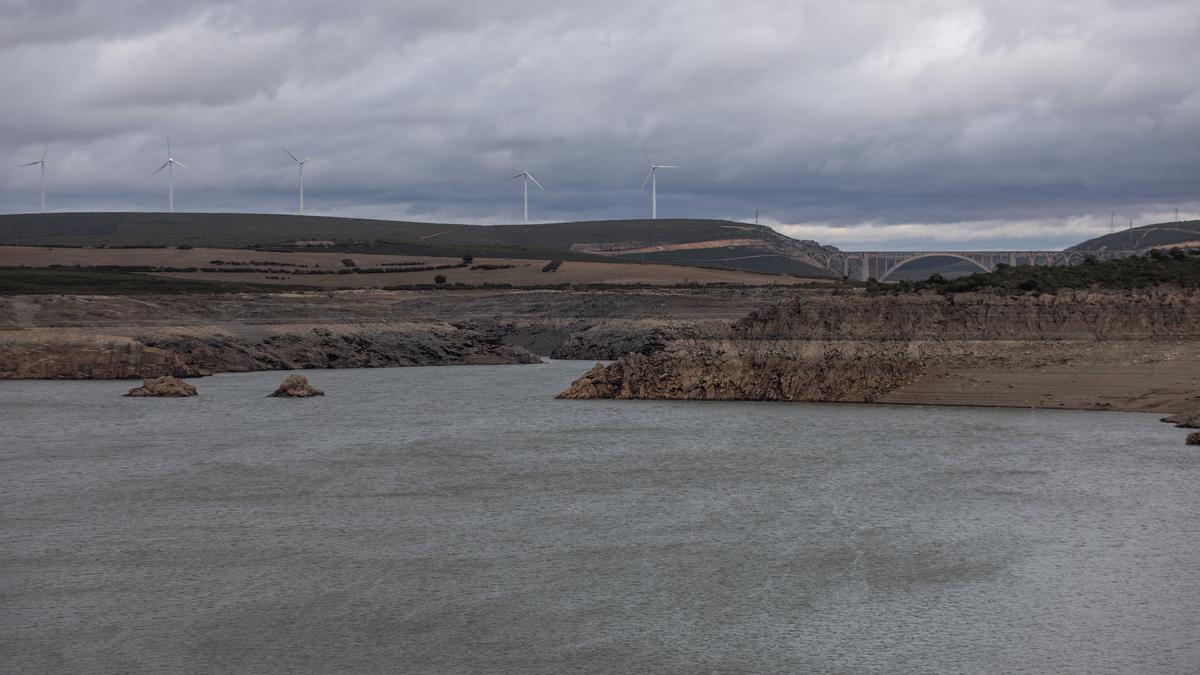 Embalse de Ricobayo entre Palacios y Manzanal.