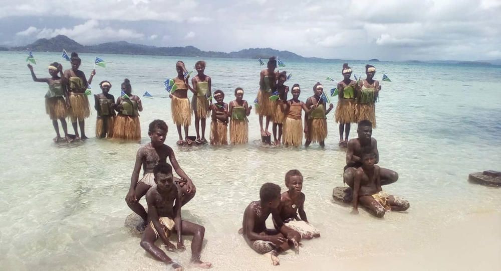 Los estudiantes asisten a una protesta por el cambio climático en la isla Marovo, Islas Salomón.