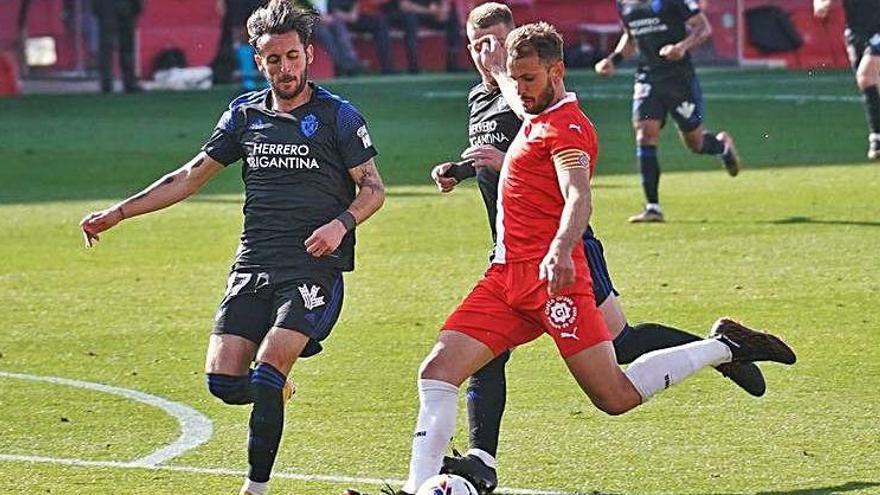 Stuani remata en el partit contra el Ponferradina (3-1).