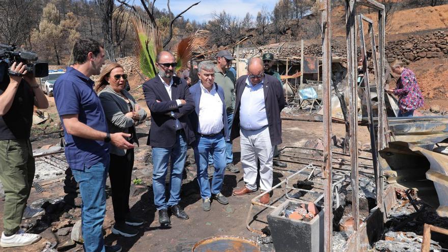 El presidente del Gobierno de Aragón, Javier Lambán, visita la zona afectada por el incendio en Olba.  | GOBIERNO DE ARAGÓN