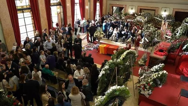 La capilla ardiente de Ballesta reúne a autoridades y vecinos en una despedida multitudinaria