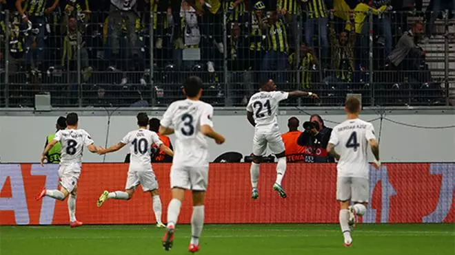 Özil cambia el fútbol por la política