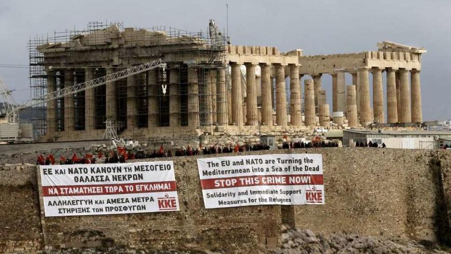 Pancartas denunciando ante el Partenón las muertes de refugiados. // Reuters