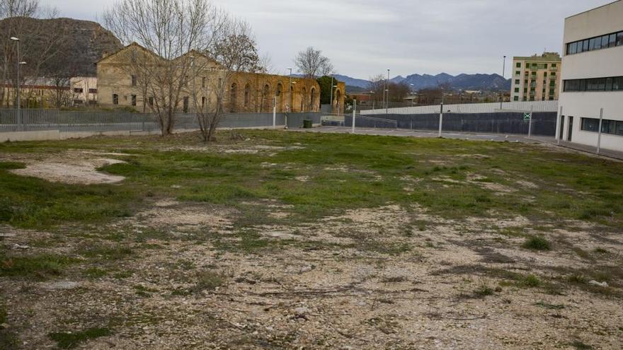 Espacio junto a la escuela de idiomas donde podría ir el centro de salud, en una imagen de ayer.