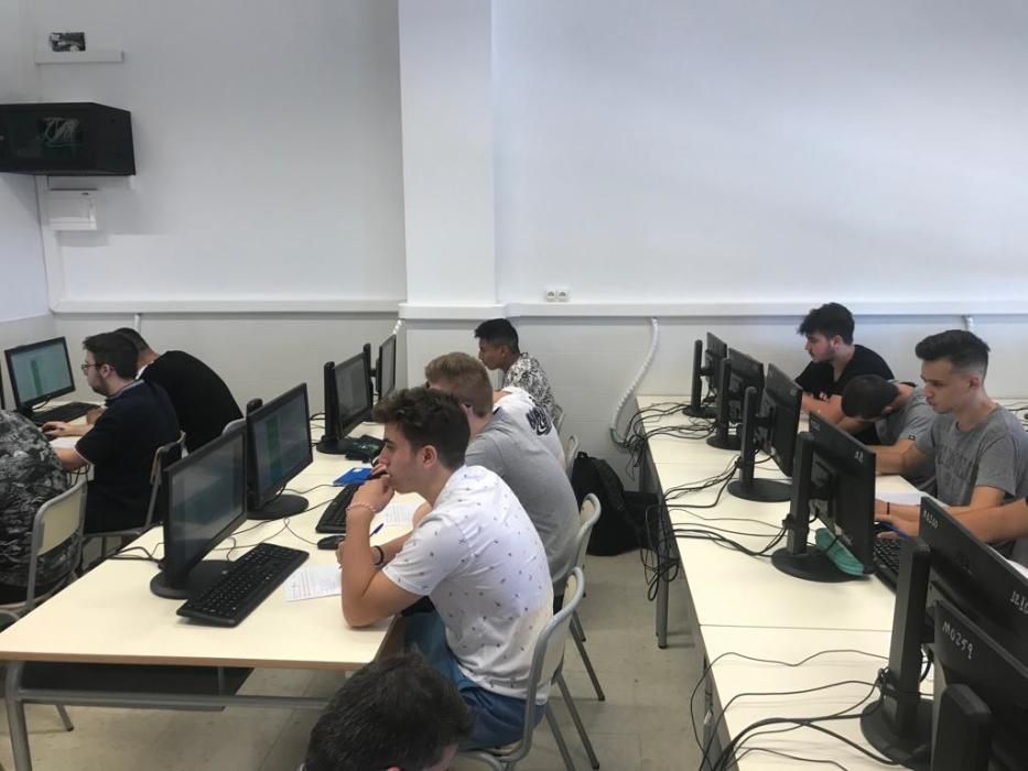 Los alumnos esperando en el aula la llegada de la Reina