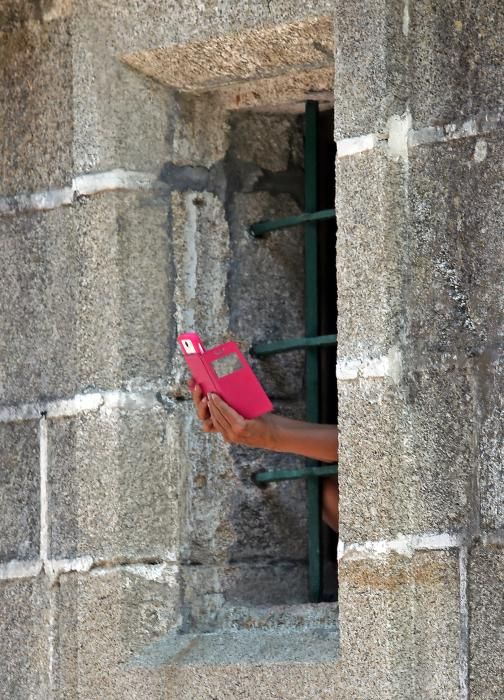 Personas que han sobrevivido a la muerte han desfilado en ataúdes en Ribarteme (As Neves), para dar las gracias a Santa Marta