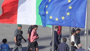 Brussel·les demana legalitzar els centres per deportar migrants fora de la UE