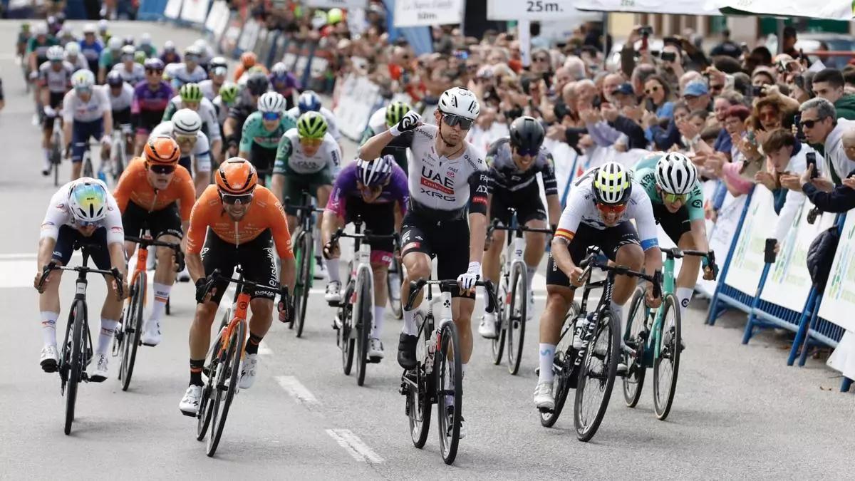Alessandro Covi celebra su victoria en Vegadeo, con Jordi López Caravaca a la izquierda y Cortina a la derecha