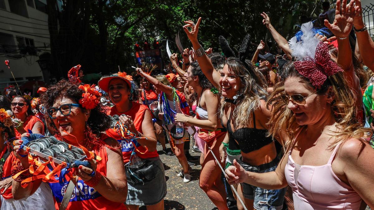 Integrantes de la comparsa callejera brasileña Laranjada Samba Clube desfilan por Río de Janeiro, este domingo.