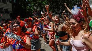 Integrantes de la comparsa callejera brasileña Laranjada Samba Clube desfilan por Río de Janeiro, este domingo.