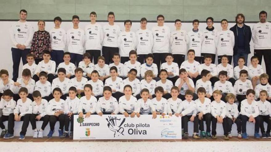 Membres de l&#039;escola del club d&#039;Oliva, amb els monitors i els patrocinadors Savipecho i Exquisitsfruits.