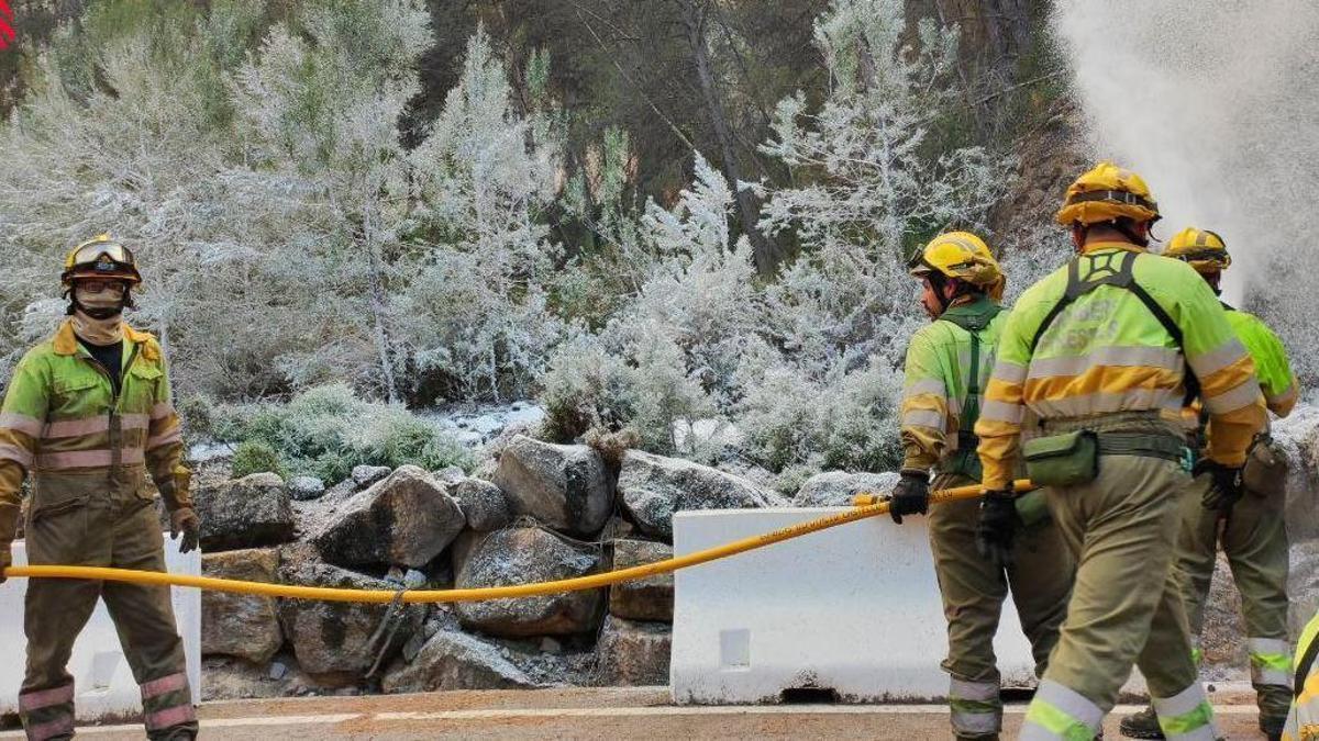 Efectivos trabajando en el incendio de Villanueva de Viver