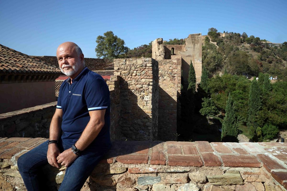Salvador Jiménez, la semana pasada, en la parte alta de la Alcazaba, con el Castillo de Gibralfaro al fondo.