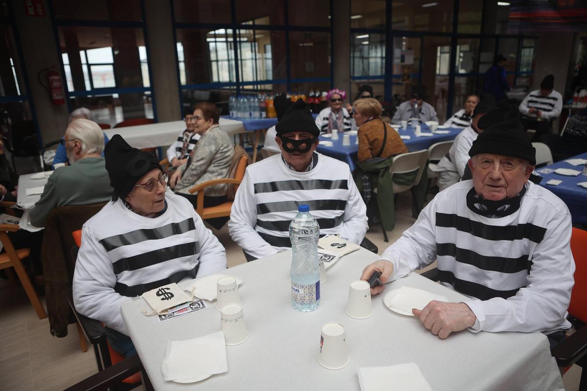 Carnaval en la residencia Torrente Ballester de A Coruña: la fiesta del robo en el Louvre