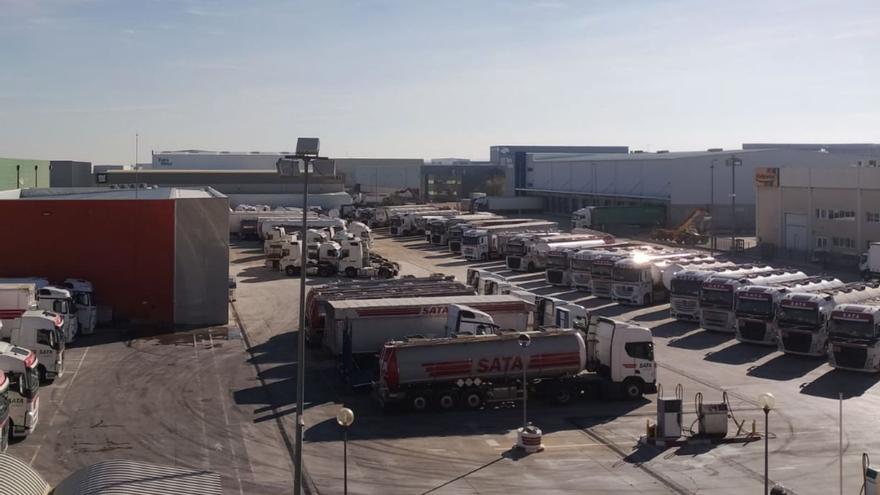 La flota de camiones del grupo transportista SATA en sus instalaciones situadas en el polígono Plaza de Zaragoza. | SATA