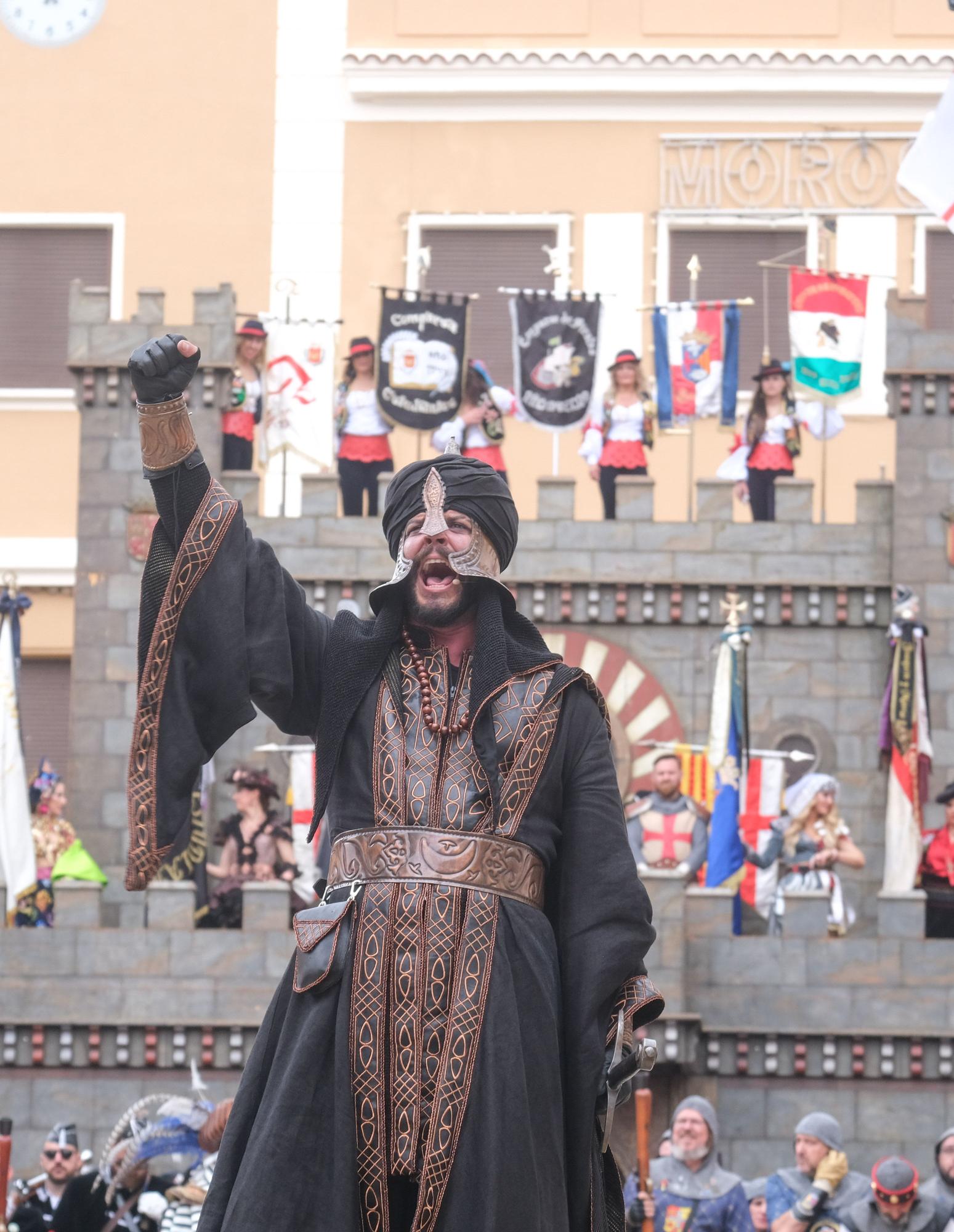 Los moros conquistan el castillo bajo la lluvia. Así ha sido la embajada mora de las fiestas de Elda