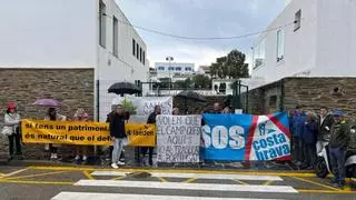 Protesta i més de 600 firmes contra el trasllat del camp de futbol de Cadaqués: "Ens oposem a aquest projecte gens sostenible"