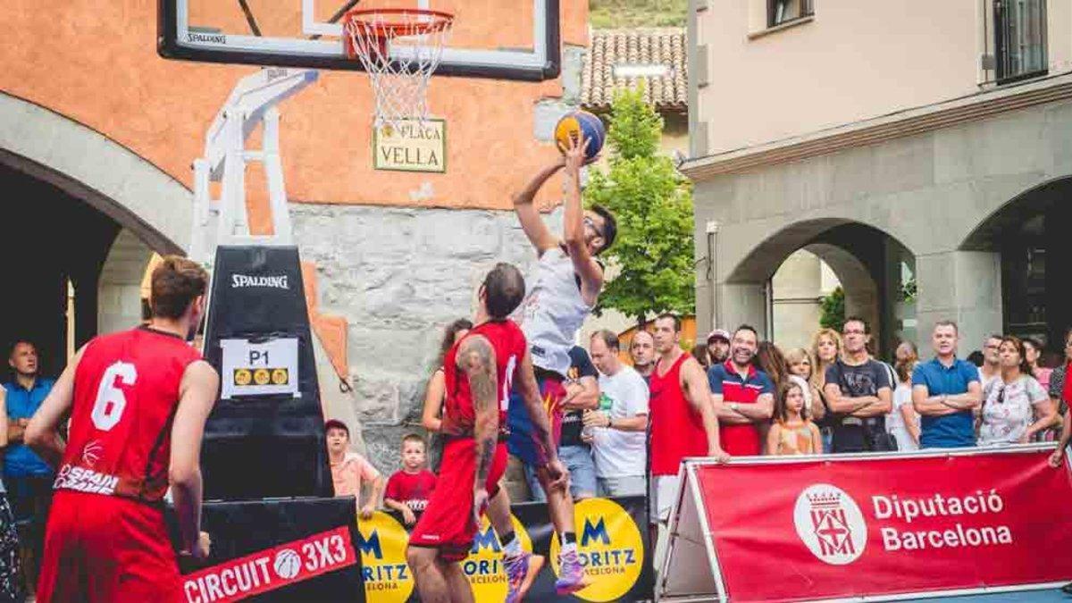 El Circuito 3x3 integra el baloncesto en los lugares emblemáticos de las poblaciones que visita, Torelló 2018