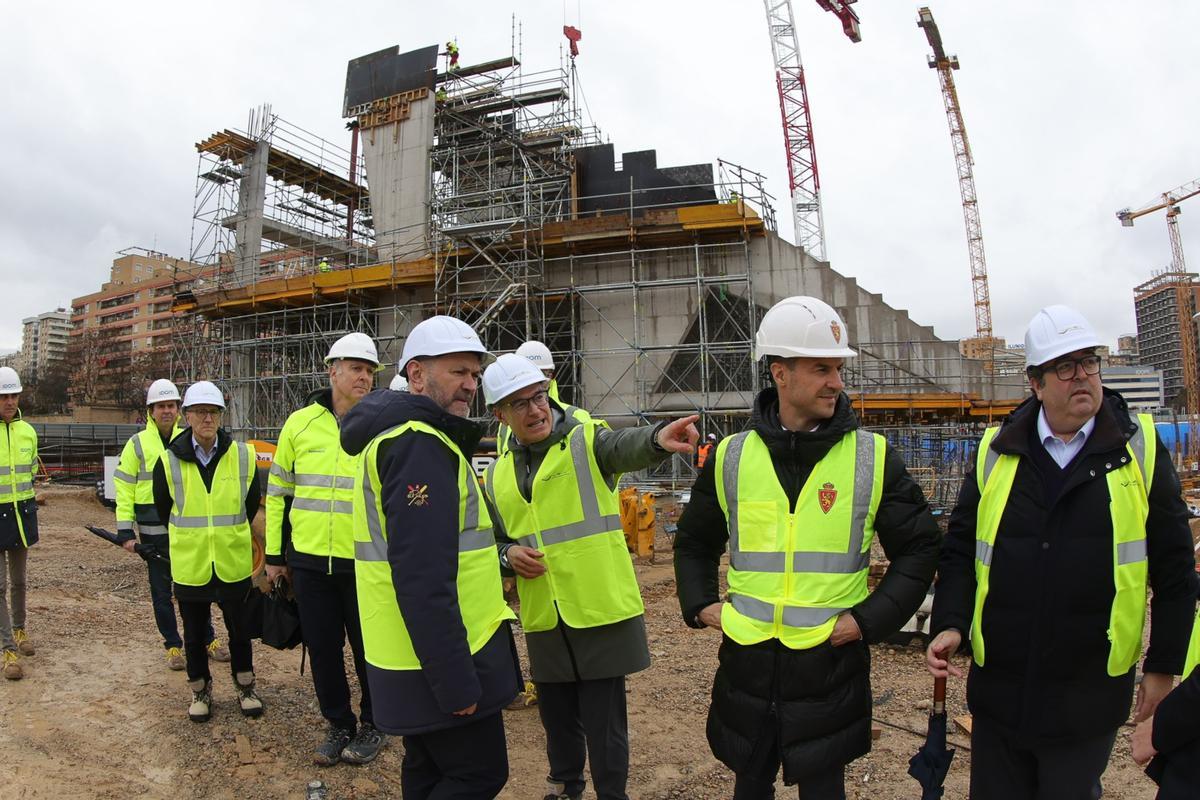 Víctor Serrano acompaña a Rafael Louzán en las obras de La Romareda.