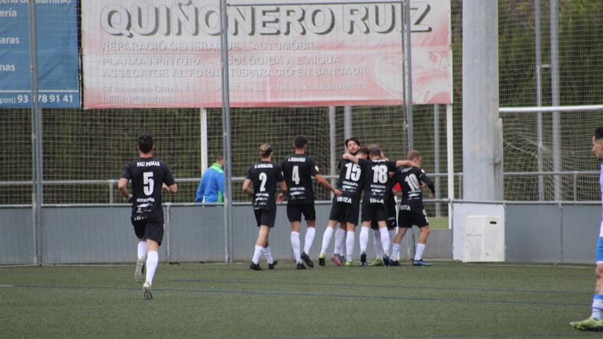 Los futbolistas de la Peña Deportiva se abrazan tras el gol de Colau ante el AE Prat que supuso el 0-1.