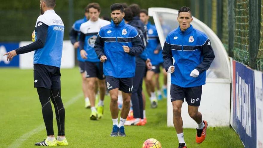 Fayçal y Juanfran junto a Jonás ayer en Abegondo.