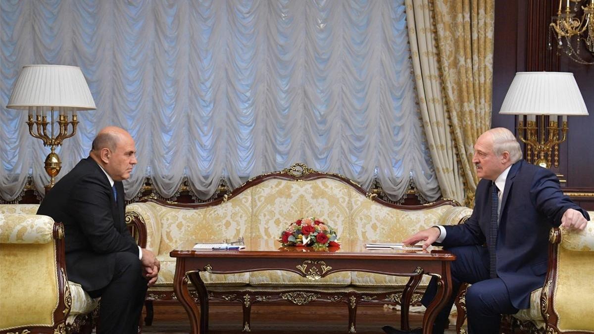 El primer ministro ruso, Mijaíl Mishustin, conversa con el presidente bielorruso, Alexander Lukashenko, este jueves en Minsk.