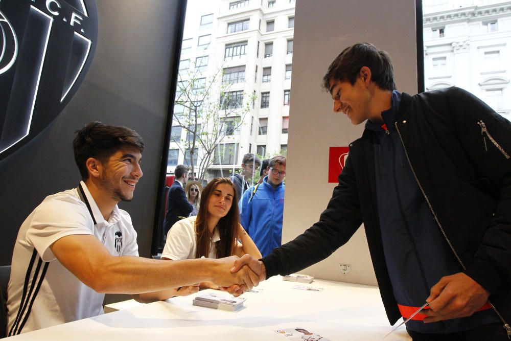 Carlos Soler desata la locura en la Megastore