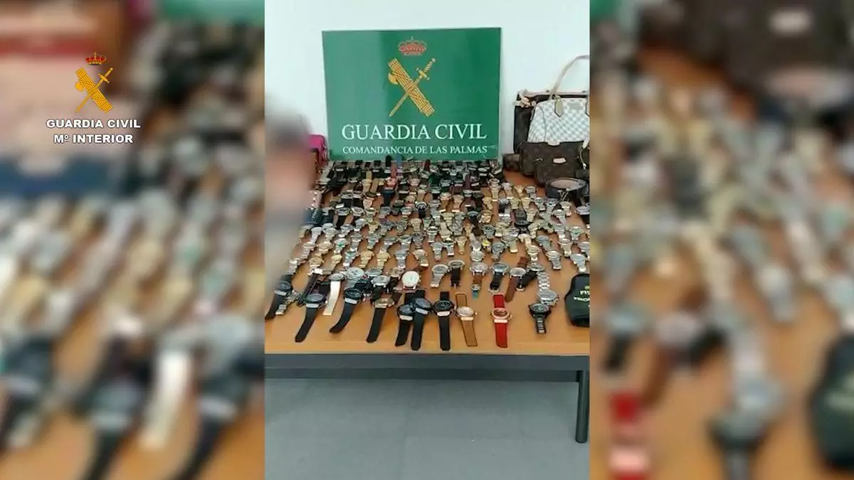 La Guardia Civil interviene en Puerto de Mogán relojes y bolsos de lujo falsificados por más de un millón de euros