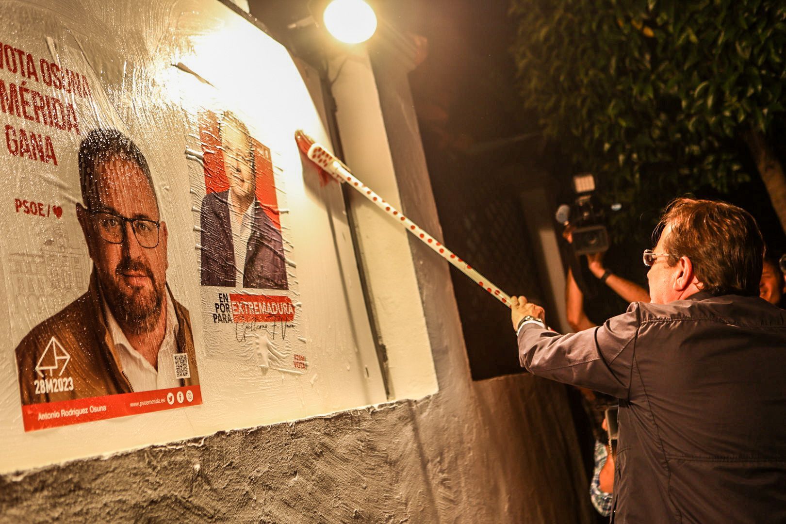 FOTOGALERÍA | Así fue la 'pegada' de carteles en Extremadura