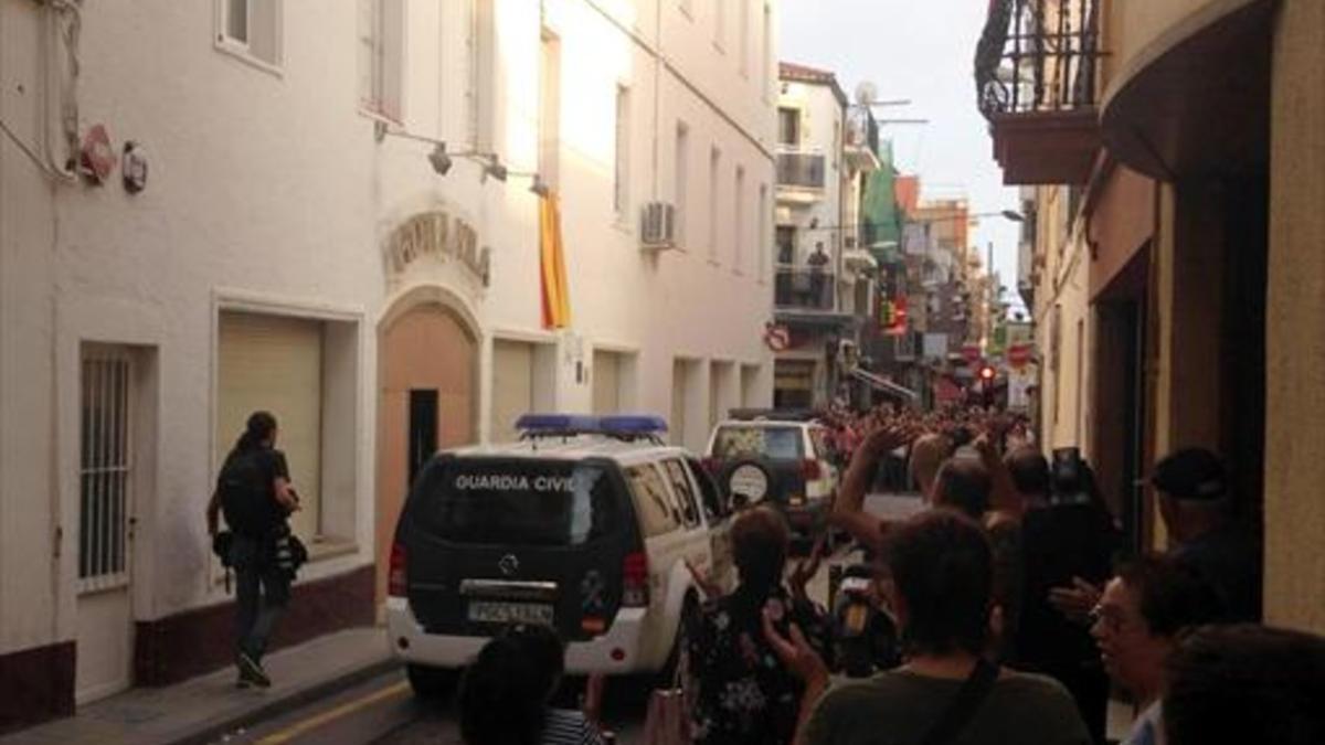 La Guardia Civil abandona Calella, entre las protestas de los vecinos.