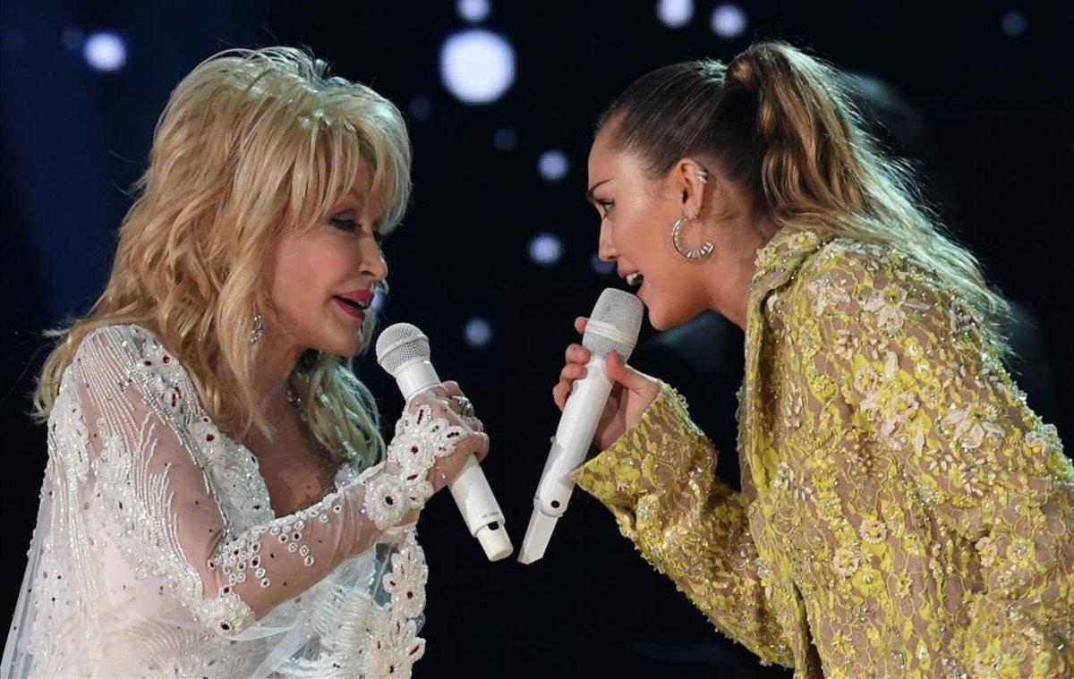 Dolly Parton y Miley Cyrus, durante su actuación.