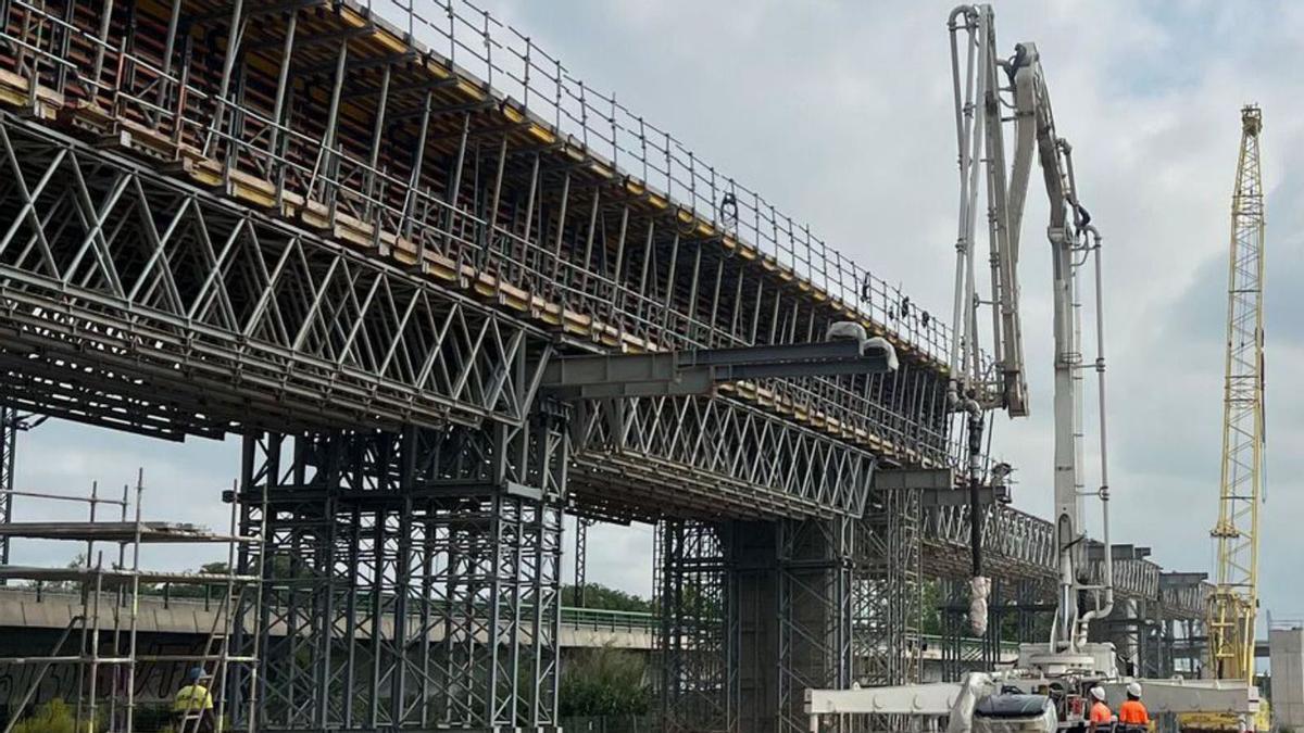 Viaducte del centre logístic de la Llagosta. | EL PERIÓDICO Viaducte del centre logístic de la Llagosta. | EL PERIÓDICO