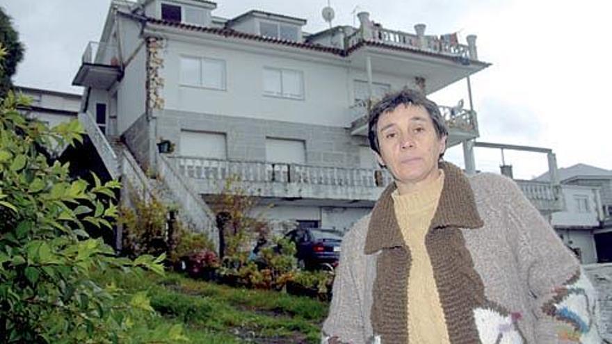 Herminia Buceta, ayer, ante su casa de Mourente.