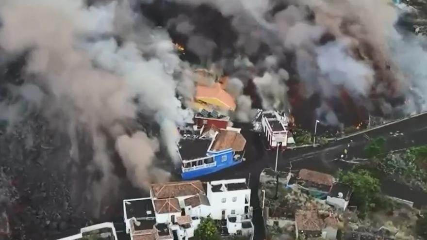 El derrumbe de casas en Todoque muestra el poder destructor de la lava del volcán de La Palma