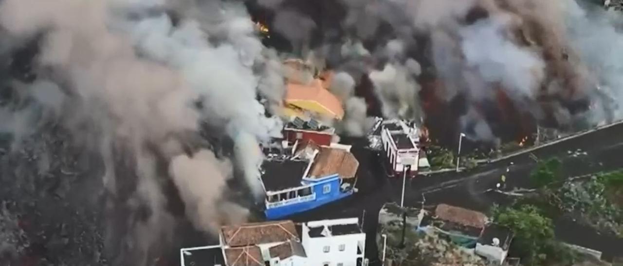 El derrumbe de casas en Todoque muestra el poder destructor de la lava del volcán de La Palma