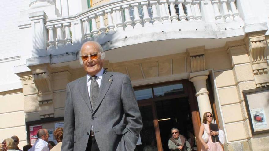 Gil Parrondo ante el edificio del Ayuntamiento de Valdés.