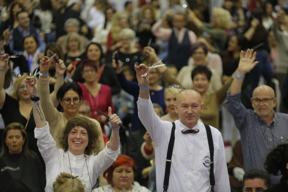 Corte de pelo simultáneo en València