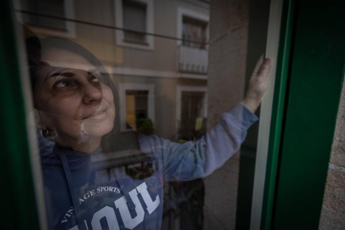 Barcelona 20/01/2026 Sociedad Carmen Bianchi,que desde el 5 de enero vive en un piso de emergencia del Ayuntamiento de Barcelona en el barrio del Raval. AUTOR: JORDI OTIX