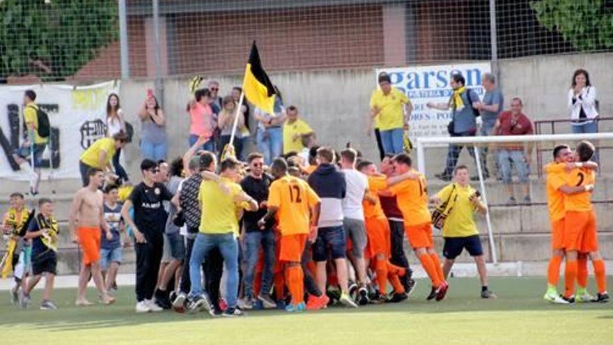 Els jugadors moianesos van celebrar la salvació a Tercera Catalana
