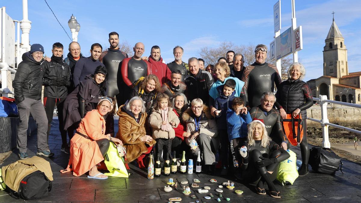 El belén acuático de Gijón se traslada a Poniente por el oleaje