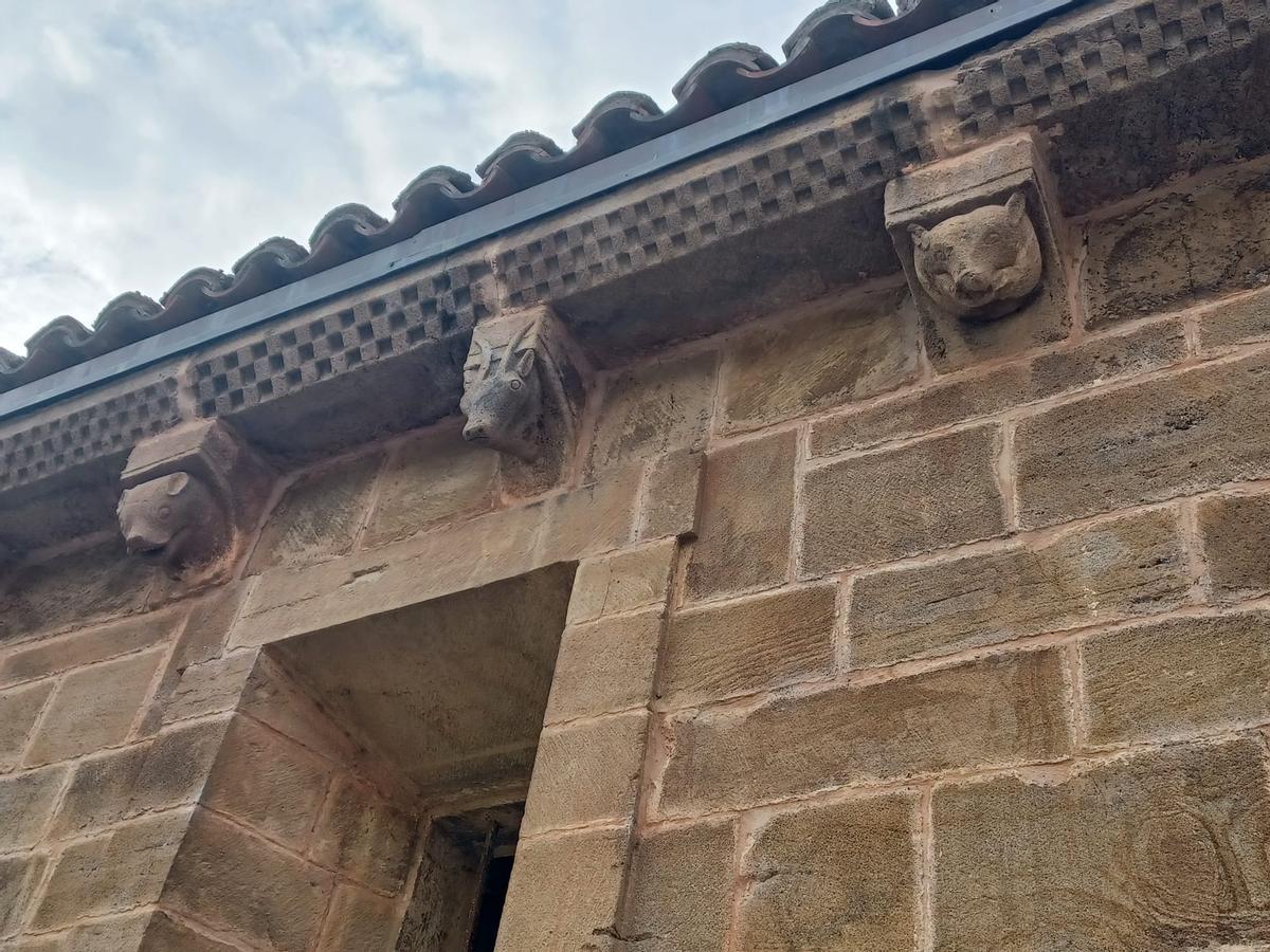 Canecillos en el exterior de la colegiata.