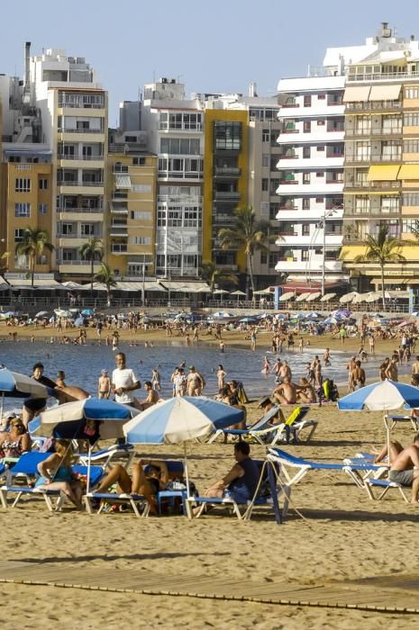 METEOROLOGIA. TIEMPO CALUROSO EN LA PLAYA DE LAS ...