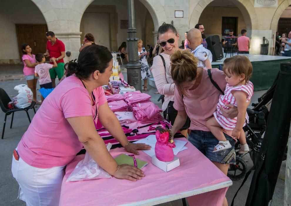 Un grupo de madres representa la canción central del musical «Mamma Mia» en la plaza de El Raval porteando a sus bebés