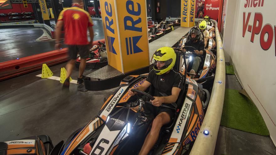 La plantilla del Dépor cambia el balón por los karts